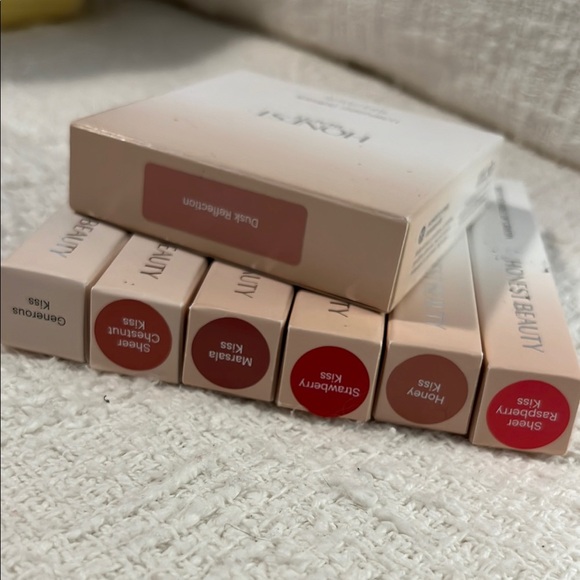 Honest Makeup Set: 5 Lip Crayons, 1 Lip Gloss, 1 Luminizing Powder NEW IN BOX - Picture 1 of 5